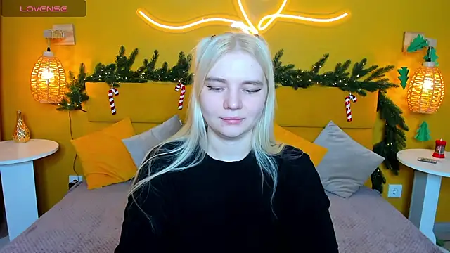 Snapshot of RuthBryant chatting on 12/14/25, 12:38 RuthBryant online show from 12/14/25, 12:38