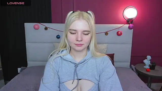 Snapshot of RuthBryant chatting on 12/15/25, 12:37 RuthBryant online show from 12/15/25, 12:37