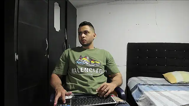 Snapshot of Ryan_xc1 chatting on 11/24/25, 02:44 Ryan xc1 online show from 11/24/25, 02:44