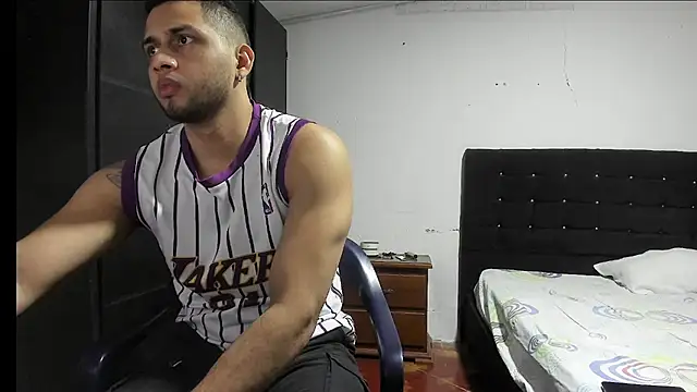 Snapshot of Ryan_xc1 chatting on 11/26/25, 02:01 Ryan xc1 online show from 11/26/25, 02:01