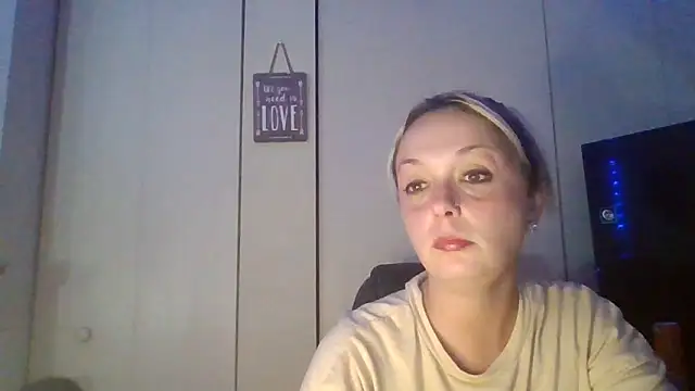 Snapshot of Candykissesxoxo chatting on 10/12/25, 08:35 Candykissesxoxo online show from 10/12/25, 08:35