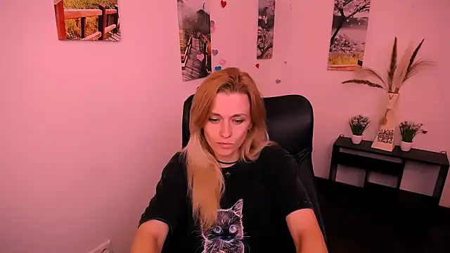 Snapshot of PeppyMia chatting on 09/19/25, 04:47 PeppyMia online show from 09/19/25, 04:47