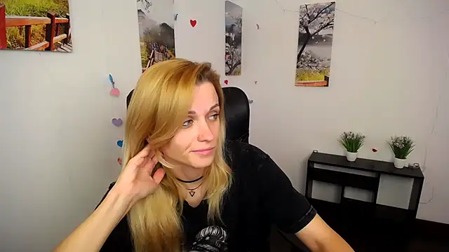Snapshot of PeppyMia chatting on 10/16/25, 10:38 PeppyMia online show from 10/16/25, 10:38