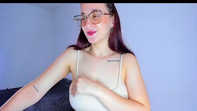 Snapshot of Laura_Ivy chatting on 06/19/26, 01:26 Laura Ivy online show from 06/19/26, 01:26