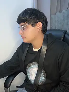 yesitwink  online show from 04/23/26, 02:57