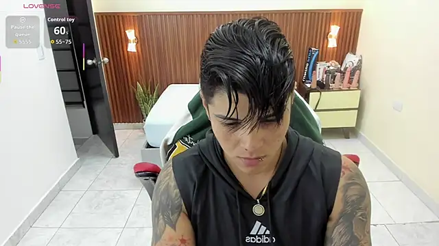 Snapshot of KAROLLJONES1 chatting on 09/11/25, 02:33 KAROLLJONES1 online show from 09/11/25, 02:33