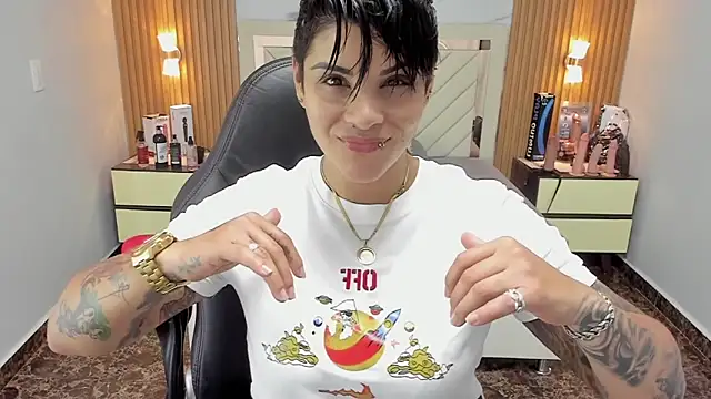 Snapshot of KAROLLJONES1 chatting on 09/25/25, 02:37 KAROLLJONES1 online show from 09/25/25, 02:37