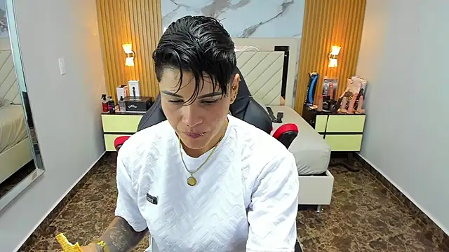 Snapshot of KAROLLJONES1 chatting on 10/07/25, 02:53 KAROLLJONES1 online show from 10/07/25, 02:53