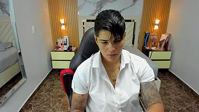 Snapshot of KAROLLJONES1 chatting on 10/08/25, 02:42 KAROLLJONES1 online show from 10/08/25, 02:42