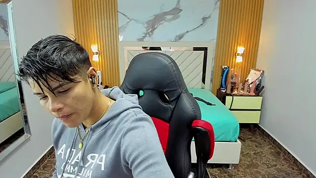 Snapshot of KAROLLJONES1 chatting on 10/14/25, 02:34 KAROLLJONES1 online show from 10/14/25, 02:34