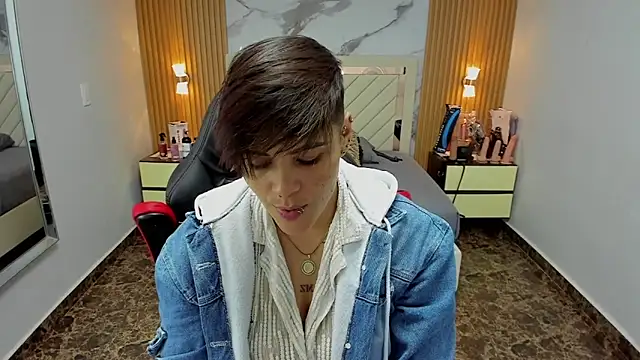 Snapshot of KAROLLJONES1 chatting on 10/28/25, 08:11 KAROLLJONES1 online show from 10/28/25, 08:11