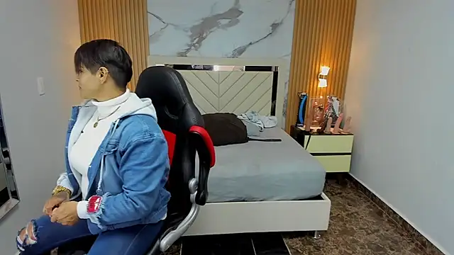 Snapshot of KAROLLJONES1 chatting on 11/13/25, 07:35 KAROLLJONES1 online show from 11/13/25, 07:35