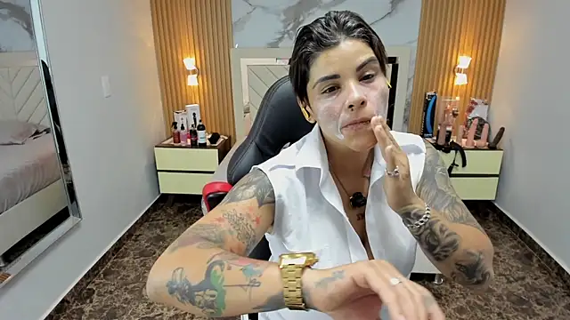 Snapshot of KAROLLJONES1 chatting on 11/24/25, 07:35 KAROLLJONES1 online show from 11/24/25, 07:35