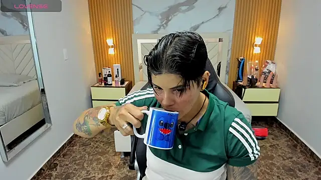 Snapshot of KAROLLJONES1 chatting on 11/25/25, 07:14 KAROLLJONES1 online show from 11/25/25, 07:14