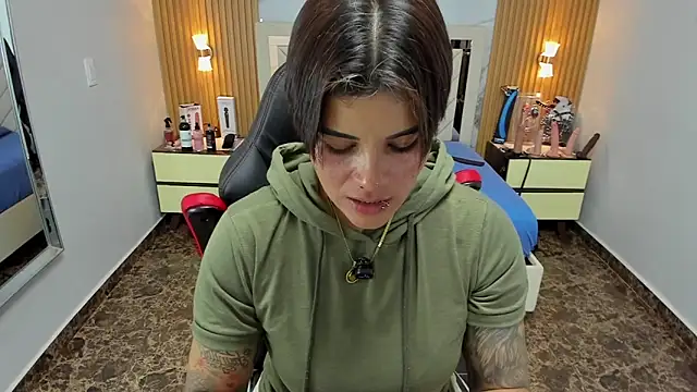 Snapshot of KAROLLJONES1 chatting on 12/02/25, 07:42 KAROLLJONES1 online show from 12/02/25, 07:42