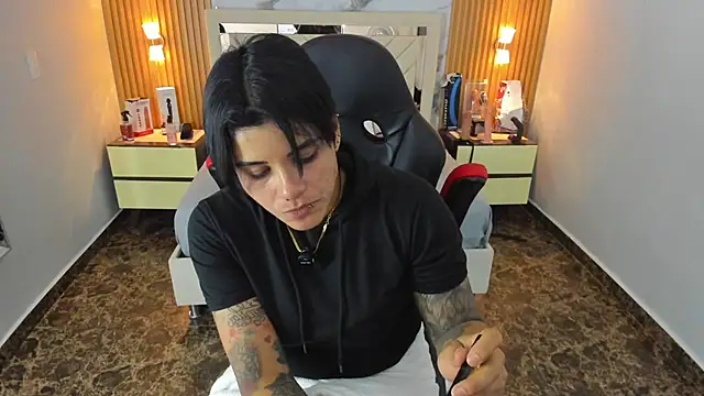 Snapshot of KAROLLJONES1 chatting on 12/13/25, 07:53 KAROLLJONES1 online show from 12/13/25, 07:53