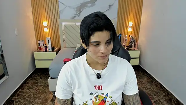 Snapshot of KAROLLJONES1 chatting on 12/22/25, 07:33 KAROLLJONES1 online show from 12/22/25, 07:33