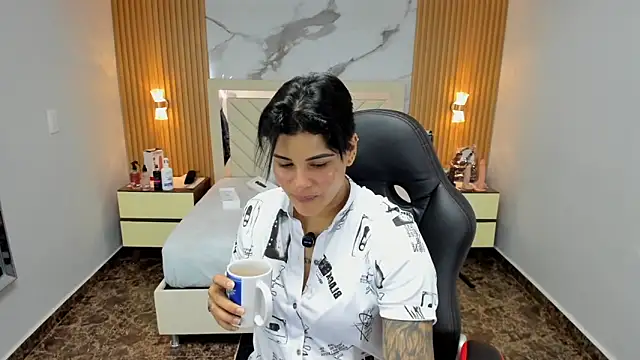 Snapshot of KAROLLJONES1 chatting on 01/11/26, 12:43 KAROLLJONES1 online show from 01/11/26, 12:43