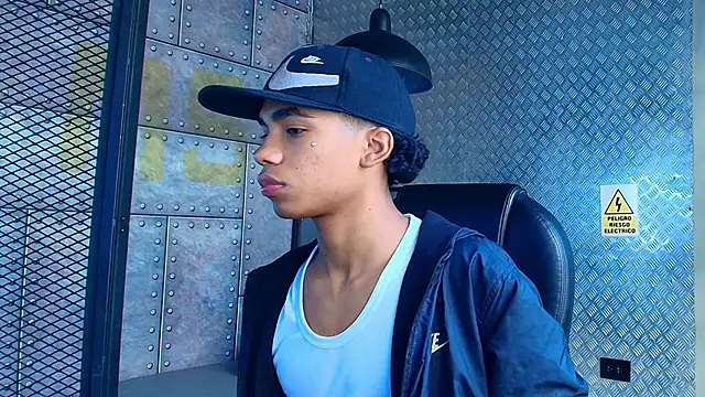 Snapshot of AlanCutee chatting on 10/21/25, 12:28 AlanCutee online show from 10/21/25, 12:28