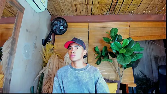 Snapshot of AlanCutee chatting on 11/21/25, 11:31 AlanCutee online show from 11/21/25, 11:31