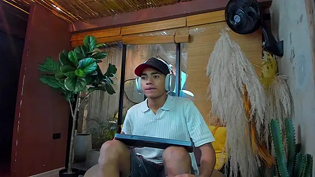 Snapshot of AlanCutee chatting on 12/01/25, 12:43 AlanCutee online show from 12/01/25, 12:43