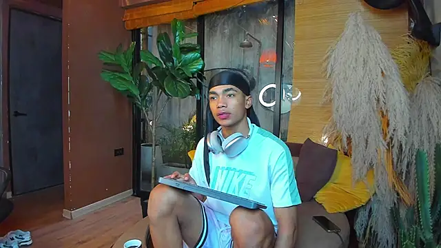 Snapshot of AlanCutee chatting on 12/04/25, 12:58 AlanCutee online show from 12/04/25, 12:58