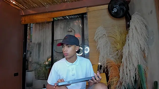 Snapshot of AlanCutee chatting on 12/14/25, 12:21 AlanCutee online show from 12/14/25, 12:21