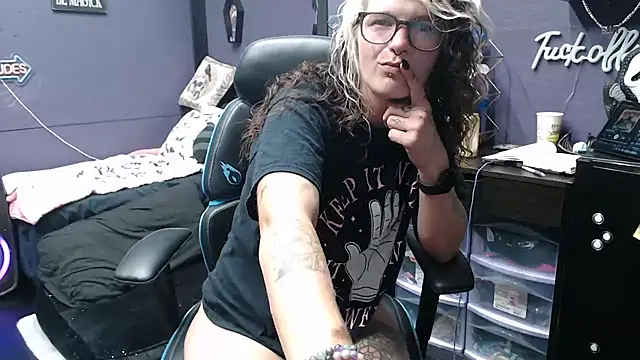 Snapshot of oddywithabody chatting on 10/15/25, 06:13 oddywithabody online show from 10/15/25, 06:13