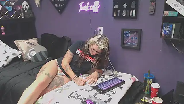 Snapshot of oddywithabody chatting on 10/24/25, 05:26 oddywithabody online show from 10/24/25, 05:26