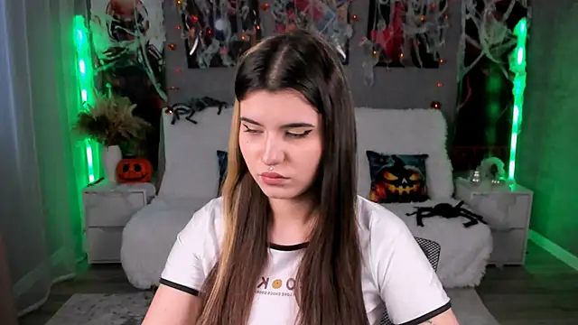 Snapshot of AnoraDark chatting on 10/19/25, 12:28 AnoraDark online show from 10/19/25, 12:28