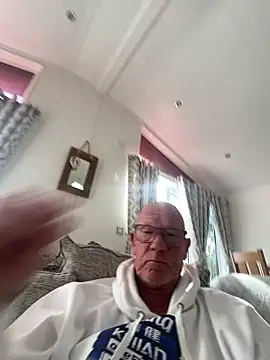 Snapshot of philefc chatting on 09/21/25, 03:02 philefc online show from 09/21/25, 03:02