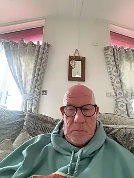 Snapshot of philefc chatting on 10/17/25, 12:08 philefc online show from 10/17/25, 12:08