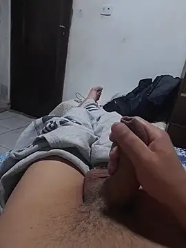 Snapshot of thequestiontrad chatting on 11/13/25, 07:29 thequestiontrad online show from 11/13/25, 07:29