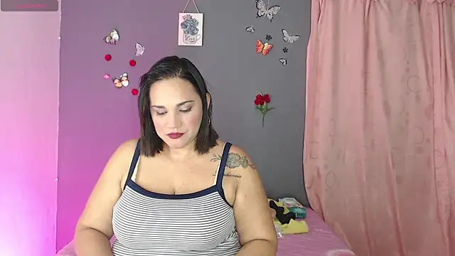 Snapshot of ROOSEQUEEN chatting on 11/06/25, 12:00 ROOSEQUEEN online show from 11/06/25, 12:00