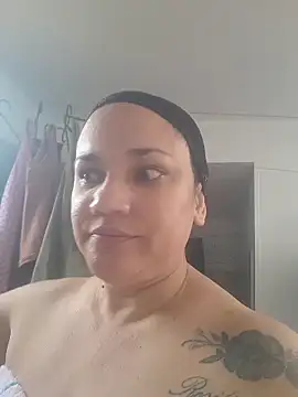 Snapshot of ROOSEQUEEN chatting on 11/28/25, 04:09 ROOSEQUEEN online show from 11/28/25, 04:09