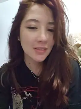 Snapshot of lunnaa_ chatting on 05/28/26, 04:21 lunnaa online show from 05/28/26, 04:21