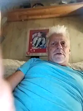 Snapshot of fischnet chatting on 10/21/25, 01:06 fischnet online show from 10/21/25, 01:06