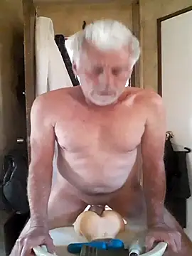 Snapshot of fischnet chatting on 04/15/26, 01:18 fischnet online show from 04/15/26, 01:18