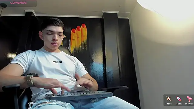 Snapshot of Eryonbradley chatting on 09/18/25, 11:12 Eryonbradley online show from 09/18/25, 11:12