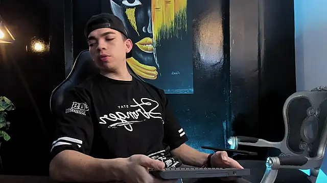 Snapshot of Eryonbradley chatting on 11/04/25, 11:20 Eryonbradley online show from 11/04/25, 11:20