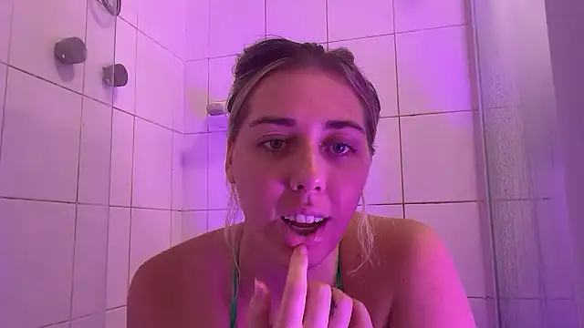 Snapshot of louiseberkeley chatting on 01/07/26, 11:34 louiseberkeley online show from 01/07/26, 11:34