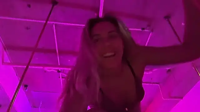 Snapshot of louiseberkeley chatting on 01/15/26, 04:17 louiseberkeley online show from 01/15/26, 04:17