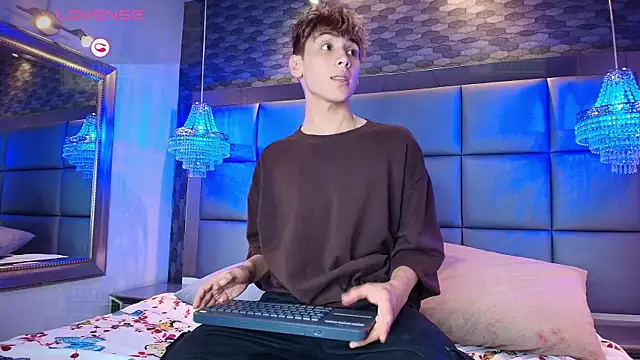 Twinkie Hung online show from 09/18/25, 09:28