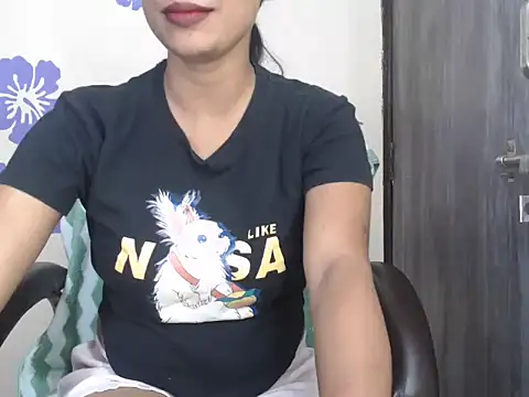 Snapshot of Love-Sex_Love chatting on 12/15/25, 08:18 Love-Sex Love online show from 12/15/25, 08:18