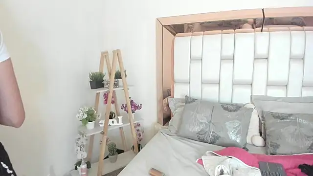 Snapshot of MiaVillalobos chatting on 09/15/25, 12:38 MiaVillalobos online show from 09/15/25, 12:38