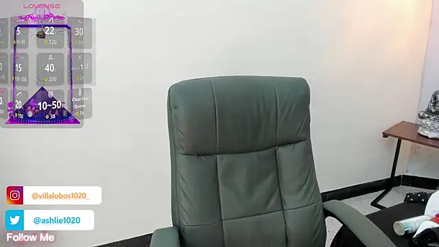 Snapshot of MiaVillalobos chatting on 10/22/25, 11:43 MiaVillalobos online show from 10/22/25, 11:43