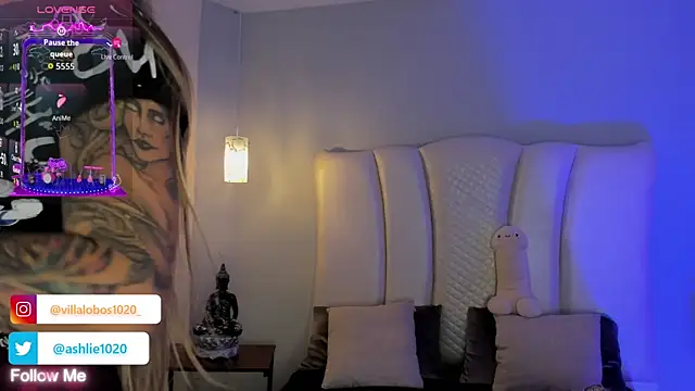 Snapshot of MiaVillalobos chatting on 10/23/25, 11:53 MiaVillalobos online show from 10/23/25, 11:53