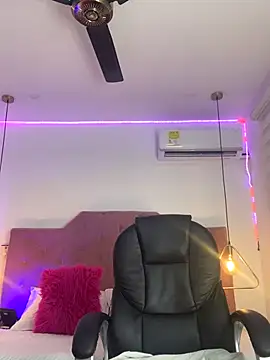 Snapshot of Velveet_x chatting on 12/18/25, 11:38 Velveet x online show from 12/18/25, 11:38