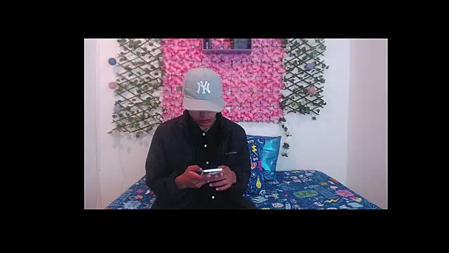 Snapshot of iam_lukas__ chatting on 09/18/25, 11:45 iam lukas online show from 09/18/25, 11:45