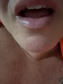 Snapshot of MaluLemos chatting on 10/04/25, 02:20 MaluLemos online show from 10/04/25, 02:20